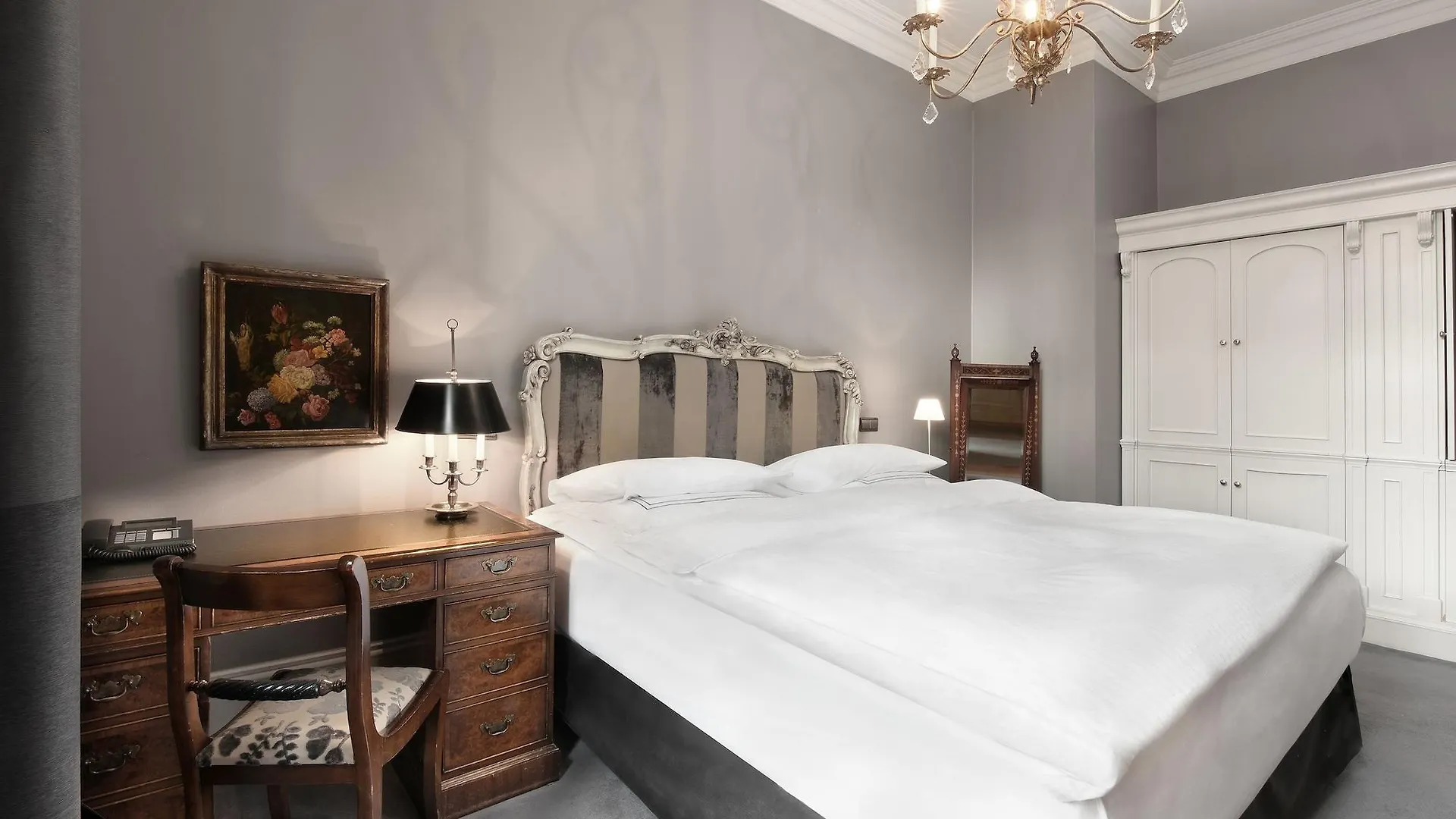 Schlosshotel Berlin 5*,